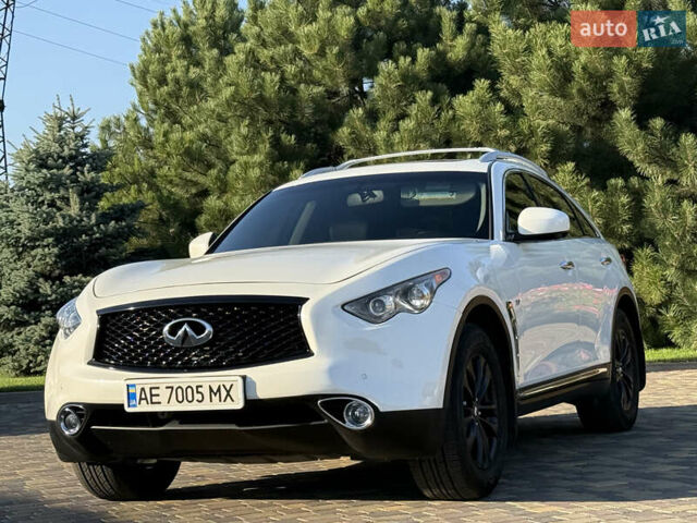 Белый Инфинити QX70, объемом двигателя 3.7 л и пробегом 66 тыс. км за 19800 $, фото 25 на Automoto.ua