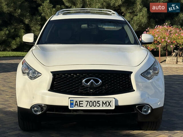 Белый Инфинити QX70, объемом двигателя 3.7 л и пробегом 66 тыс. км за 19800 $, фото 2 на Automoto.ua