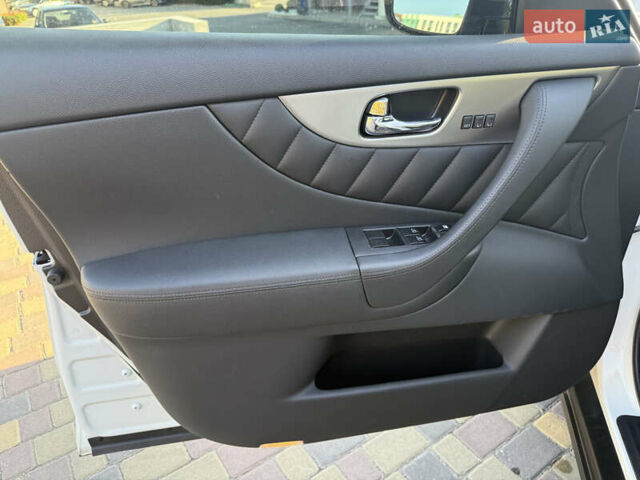 Белый Инфинити QX70, объемом двигателя 3.7 л и пробегом 66 тыс. км за 19800 $, фото 16 на Automoto.ua