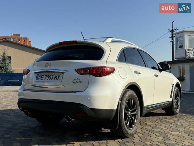 Белый Инфинити QX70, объемом двигателя 3.7 л и пробегом 66 тыс. км за 19800 $, фото 7 на Automoto.ua