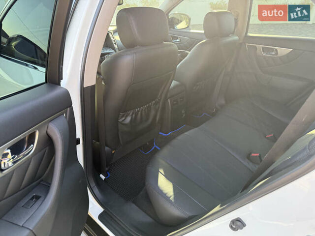 Белый Инфинити QX70, объемом двигателя 3.7 л и пробегом 66 тыс. км за 19800 $, фото 11 на Automoto.ua