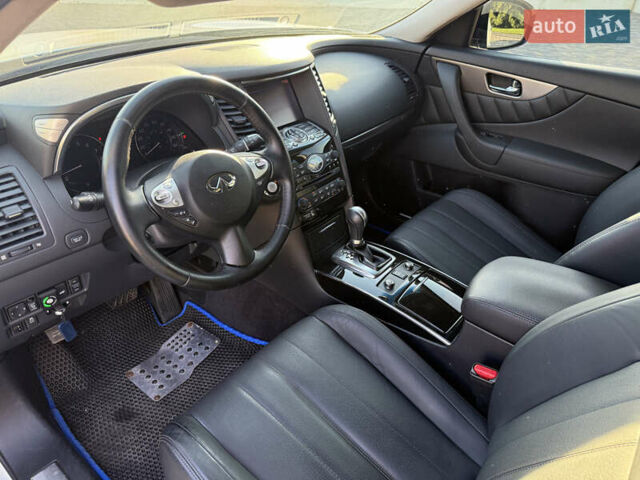 Белый Инфинити QX70, объемом двигателя 3.7 л и пробегом 66 тыс. км за 19800 $, фото 13 на Automoto.ua