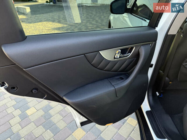 Белый Инфинити QX70, объемом двигателя 3.7 л и пробегом 66 тыс. км за 19800 $, фото 12 на Automoto.ua