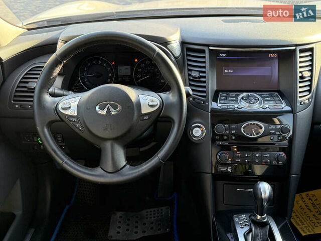 Белый Инфинити QX70, объемом двигателя 3.7 л и пробегом 66 тыс. км за 19800 $, фото 19 на Automoto.ua