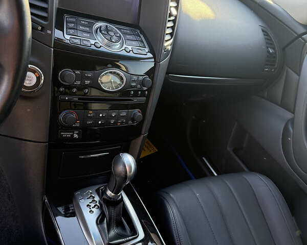 Белый Инфинити QX70, объемом двигателя 3.7 л и пробегом 66 тыс. км за 19800 $, фото 15 на Automoto.ua