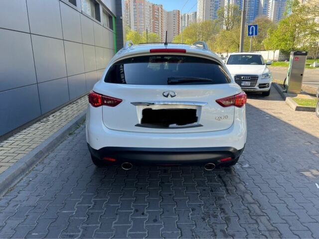 Белый Инфинити QX70, объемом двигателя 3.7 л и пробегом 54 тыс. км за 23000 $, фото 3 на Automoto.ua