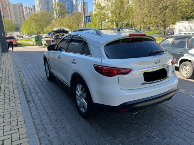Белый Инфинити QX70, объемом двигателя 3.7 л и пробегом 54 тыс. км за 23000 $, фото 4 на Automoto.ua