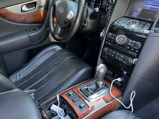Белый Инфинити QX70, объемом двигателя 3.7 л и пробегом 54 тыс. км за 23000 $, фото 1 на Automoto.ua