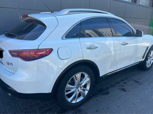 Белый Инфинити QX70, объемом двигателя 3.7 л и пробегом 54 тыс. км за 23000 $, фото 2 на Automoto.ua
