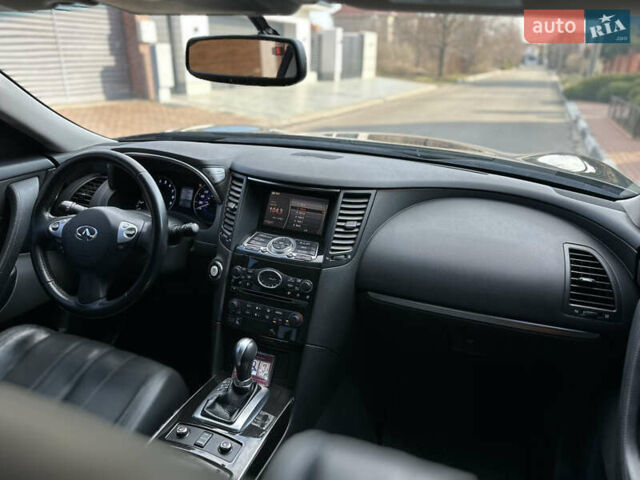 Черный Инфинити QX70, объемом двигателя 3.7 л и пробегом 81 тыс. км за 18800 $, фото 16 на Automoto.ua