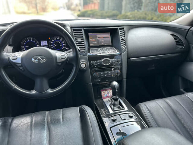 Черный Инфинити QX70, объемом двигателя 3.7 л и пробегом 81 тыс. км за 18800 $, фото 19 на Automoto.ua