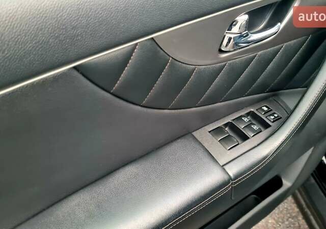 Черный Инфинити QX70, объемом двигателя 3.7 л и пробегом 212 тыс. км за 14950 $, фото 30 на Automoto.ua