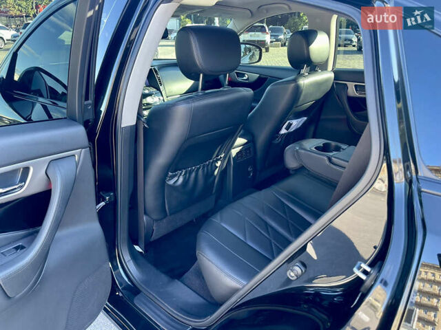 Черный Инфинити QX70, объемом двигателя 5 л и пробегом 171 тыс. км за 18900 $, фото 32 на Automoto.ua