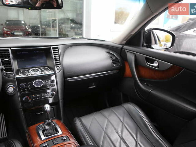 Черный Инфинити QX70, объемом двигателя 3.7 л и пробегом 150 тыс. км за 19500 $, фото 13 на Automoto.ua