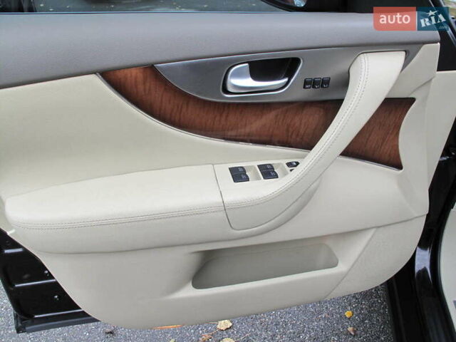 Черный Инфинити QX70, объемом двигателя 3.7 л и пробегом 235 тыс. км за 17300 $, фото 24 на Automoto.ua