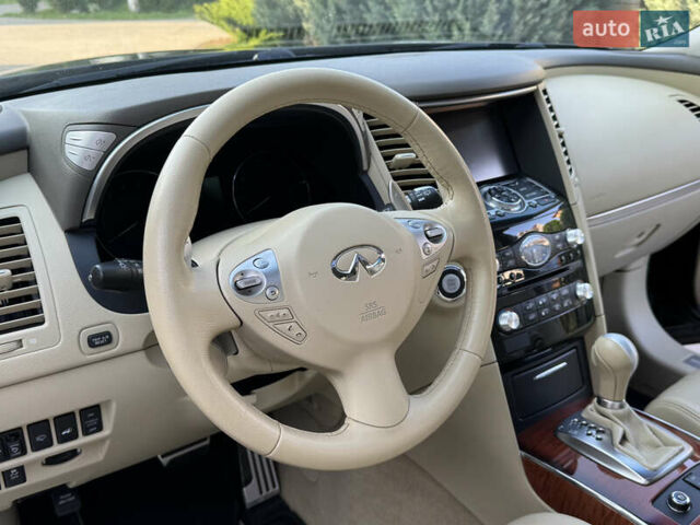 Черный Инфинити QX70, объемом двигателя 3.7 л и пробегом 118 тыс. км за 16700 $, фото 59 на Automoto.ua