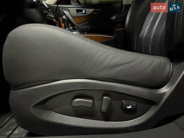 Черный Инфинити QX70, объемом двигателя 3.7 л и пробегом 151 тыс. км за 19700 $, фото 25 на Automoto.ua