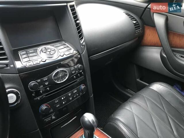Черный Инфинити QX70, объемом двигателя 3.7 л и пробегом 138 тыс. км за 15900 $, фото 33 на Automoto.ua