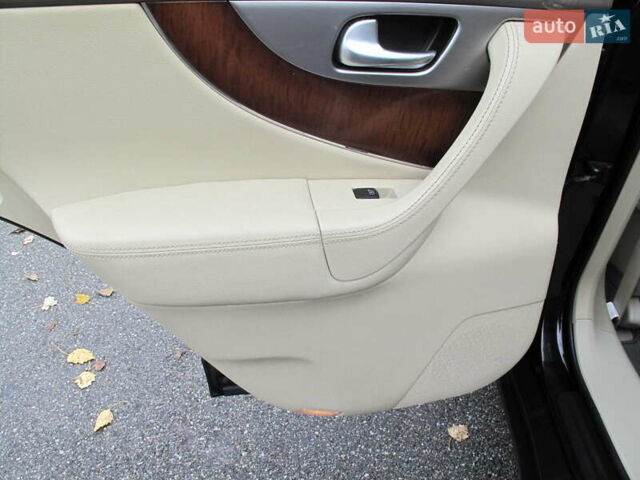 Черный Инфинити QX70, объемом двигателя 3.7 л и пробегом 235 тыс. км за 17300 $, фото 40 на Automoto.ua