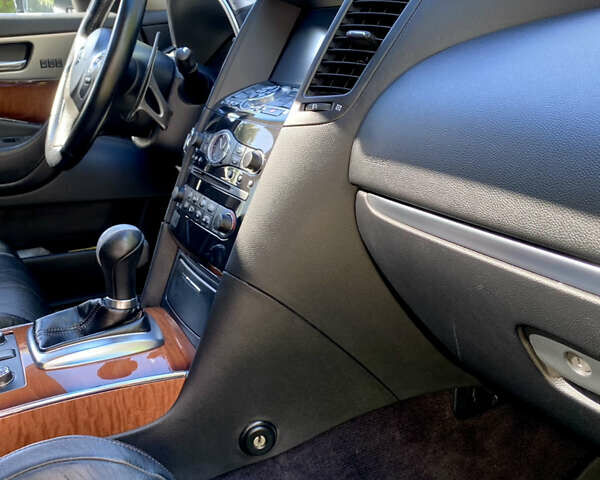 Черный Инфинити QX70, объемом двигателя 2.99 л и пробегом 175 тыс. км за 17900 $, фото 8 на Automoto.ua