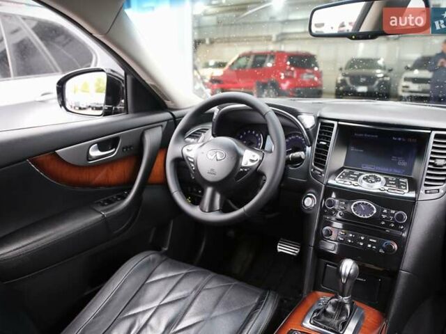 Черный Инфинити QX70, объемом двигателя 3.7 л и пробегом 150 тыс. км за 19500 $, фото 12 на Automoto.ua