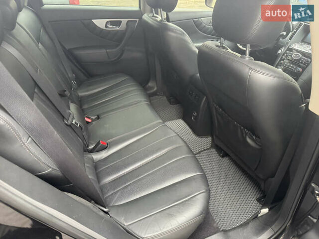 Черный Инфинити QX70, объемом двигателя 3.7 л и пробегом 185 тыс. км за 17700 $, фото 16 на Automoto.ua