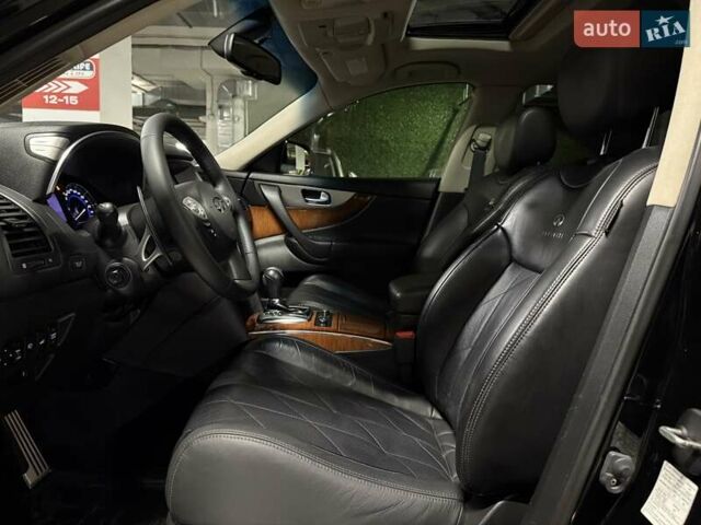 Черный Инфинити QX70, объемом двигателя 3.7 л и пробегом 151 тыс. км за 19700 $, фото 24 на Automoto.ua