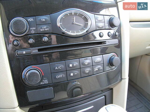 Черный Инфинити QX70, объемом двигателя 3.7 л и пробегом 235 тыс. км за 17300 $, фото 89 на Automoto.ua