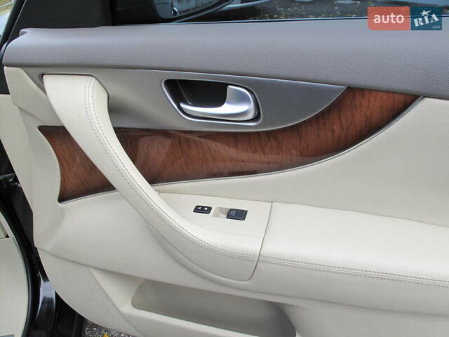 Черный Инфинити QX70, объемом двигателя 3.7 л и пробегом 235 тыс. км за 17300 $, фото 60 на Automoto.ua