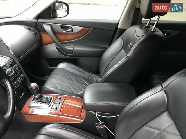 Черный Инфинити QX70, объемом двигателя 3.7 л и пробегом 138 тыс. км за 15900 $, фото 24 на Automoto.ua