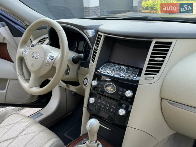 Черный Инфинити QX70, объемом двигателя 3.7 л и пробегом 118 тыс. км за 16700 $, фото 31 на Automoto.ua