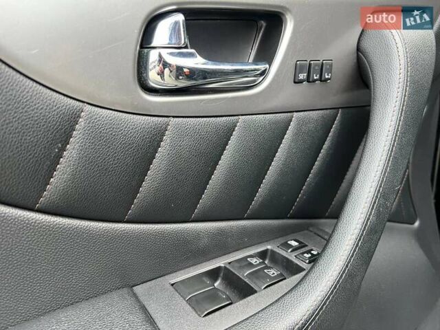 Чорний Інфініті QX70, об'ємом двигуна 3.7 л та пробігом 190 тис. км за 16900 $, фото 13 на Automoto.ua