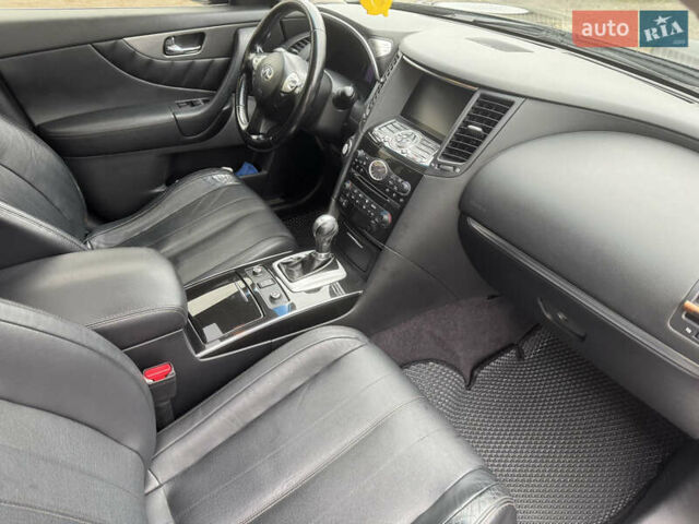 Черный Инфинити QX70, объемом двигателя 3.7 л и пробегом 185 тыс. км за 17700 $, фото 22 на Automoto.ua