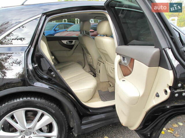 Черный Инфинити QX70, объемом двигателя 3.7 л и пробегом 235 тыс. км за 17300 $, фото 69 на Automoto.ua