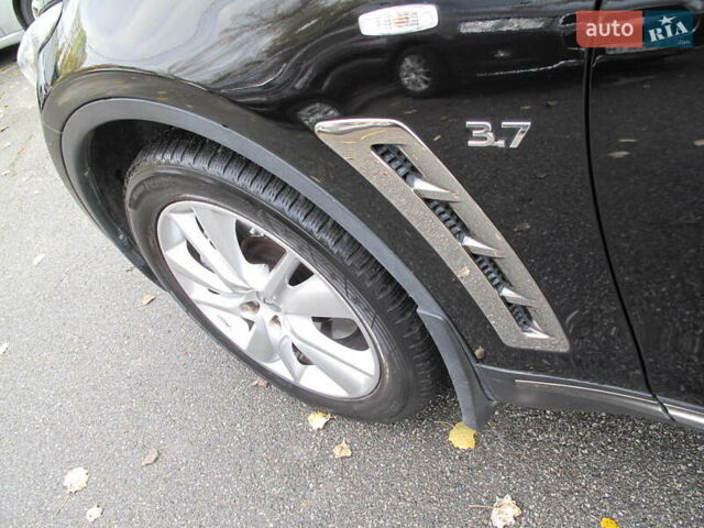 Черный Инфинити QX70, объемом двигателя 3.7 л и пробегом 235 тыс. км за 17300 $, фото 13 на Automoto.ua