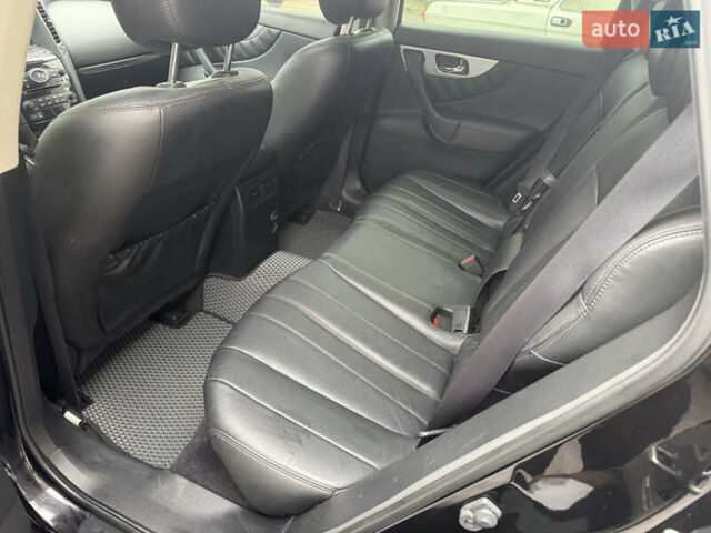 Черный Инфинити QX70, объемом двигателя 3.7 л и пробегом 185 тыс. км за 17700 $, фото 14 на Automoto.ua