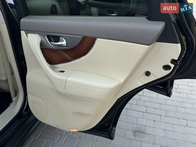 Черный Инфинити QX70, объемом двигателя 3.7 л и пробегом 118 тыс. км за 16700 $, фото 50 на Automoto.ua