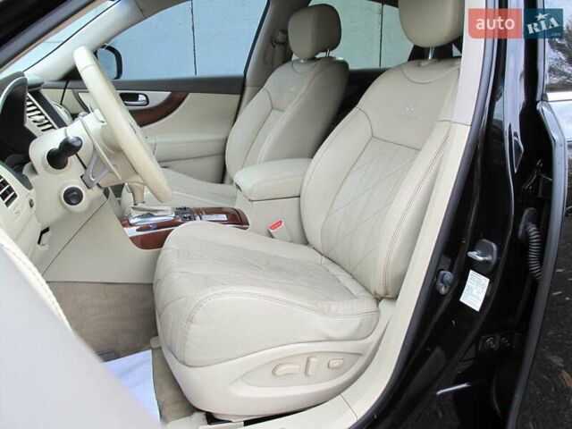 Черный Инфинити QX70, объемом двигателя 3.7 л и пробегом 235 тыс. км за 17300 $, фото 27 на Automoto.ua