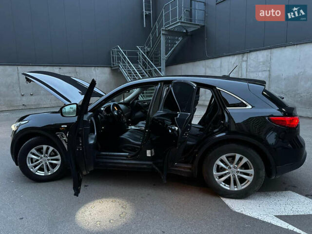 Черный Инфинити QX70, объемом двигателя 3.7 л и пробегом 230 тыс. км за 16500 $, фото 13 на Automoto.ua