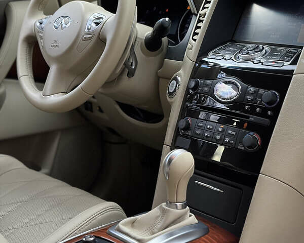 Черный Инфинити QX70, объемом двигателя 2.99 л и пробегом 154 тыс. км за 18700 $, фото 17 на Automoto.ua