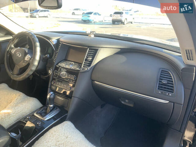 Чорний Інфініті QX70, об'ємом двигуна 3.7 л та пробігом 177 тис. км за 15700 $, фото 11 на Automoto.ua