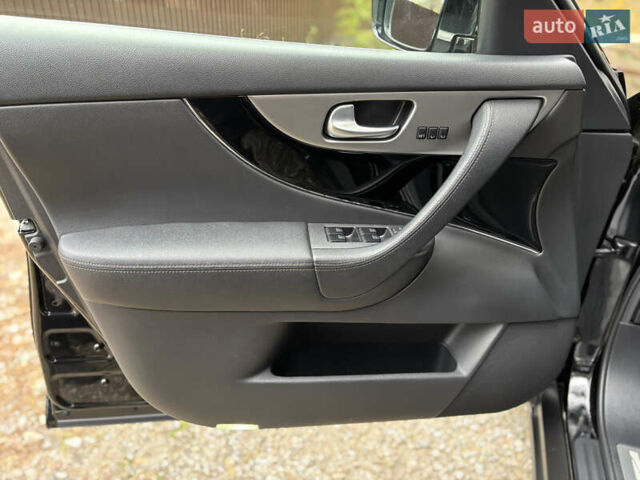 Инфинити QX70 2013 в Киеве на Automoto.ua Черный Инфинити QX70, объемом двигателя 3.7 л и пробегом 136 тыс. км за 18900 $, фото 8 на Automoto.ua