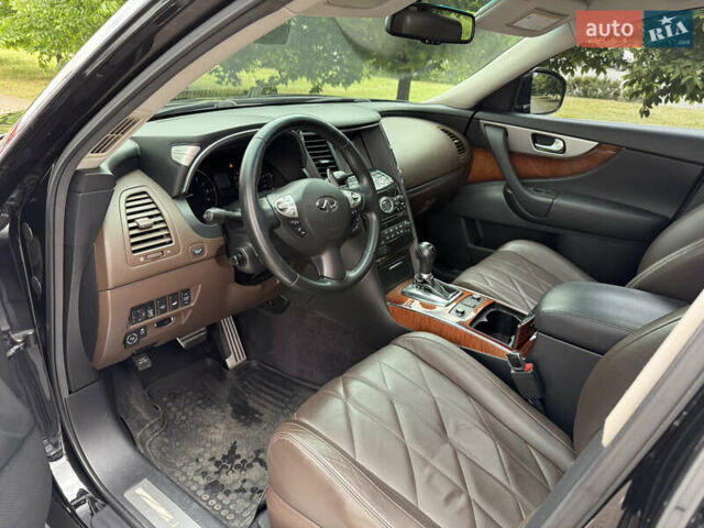 Черный Инфинити QX70, объемом двигателя 3.7 л и пробегом 140 тыс. км за 17300 $, фото 13 на Automoto.ua