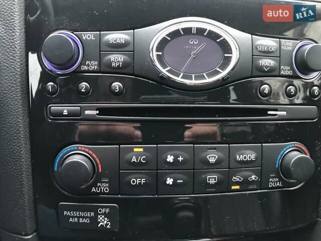 Черный Инфинити QX70, объемом двигателя 3.7 л и пробегом 138 тыс. км за 15900 $, фото 42 на Automoto.ua