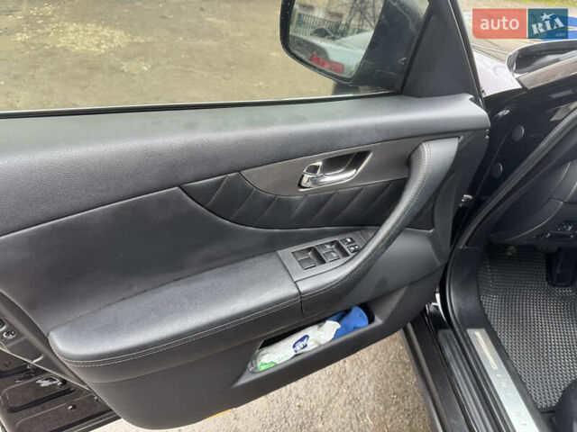 Черный Инфинити QX70, объемом двигателя 3.7 л и пробегом 185 тыс. км за 17700 $, фото 12 на Automoto.ua