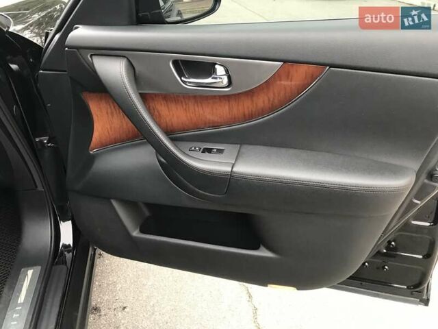 Черный Инфинити QX70, объемом двигателя 3.7 л и пробегом 138 тыс. км за 15900 $, фото 52 на Automoto.ua