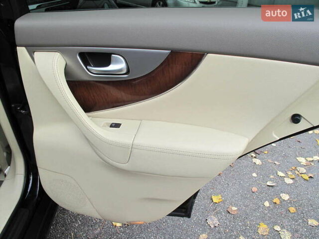 Черный Инфинити QX70, объемом двигателя 3.7 л и пробегом 235 тыс. км за 17300 $, фото 70 на Automoto.ua