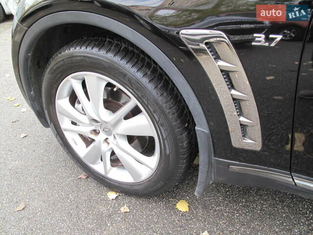 Черный Инфинити QX70, объемом двигателя 3.7 л и пробегом 235 тыс. км за 17300 $, фото 39 на Automoto.ua