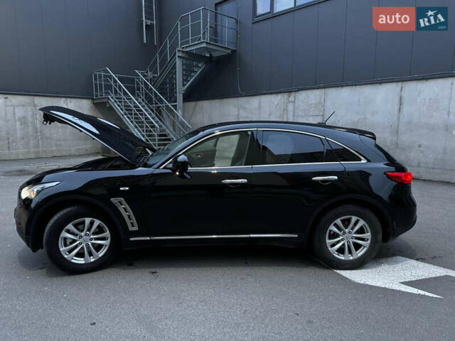 Черный Инфинити QX70, объемом двигателя 3.7 л и пробегом 230 тыс. км за 16500 $, фото 20 на Automoto.ua