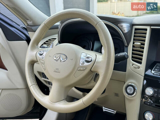Черный Инфинити QX70, объемом двигателя 3.7 л и пробегом 118 тыс. км за 16700 $, фото 30 на Automoto.ua